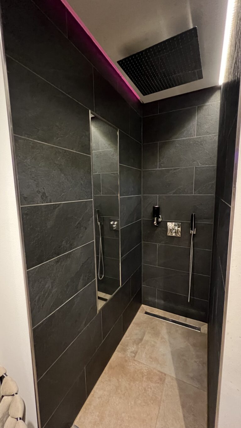 Große Regendusche in Wellnesssuite 4