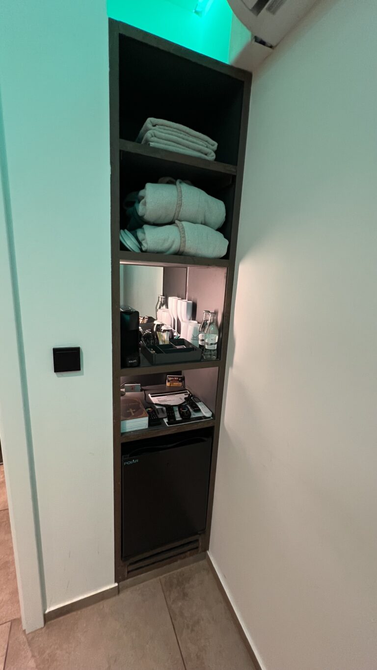 Service-Regal mit Handtüchern, Bademänteln und Minibar in Wellnesssuite 4