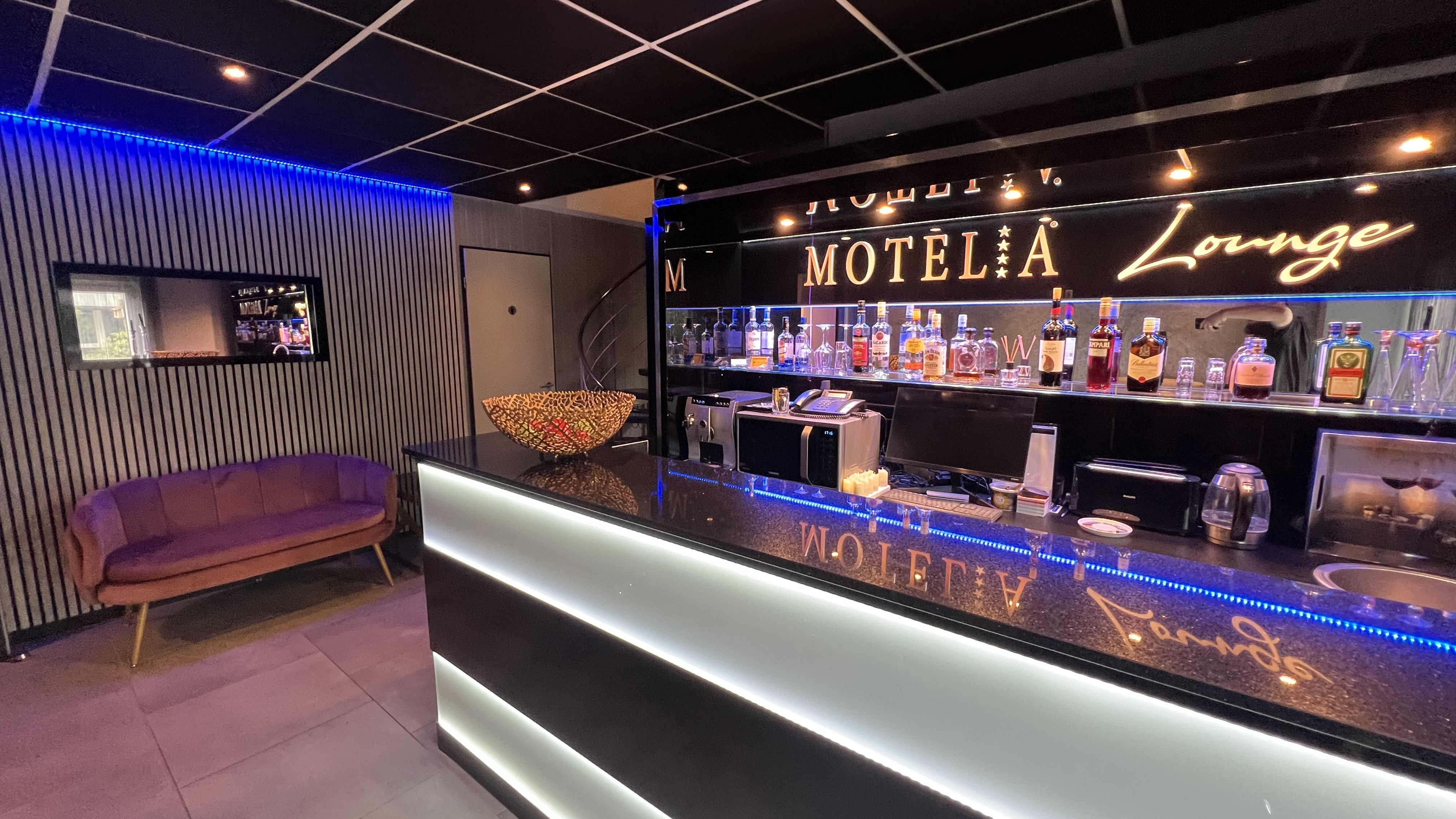 Bar und Sitzbereich der Motel A Lounge