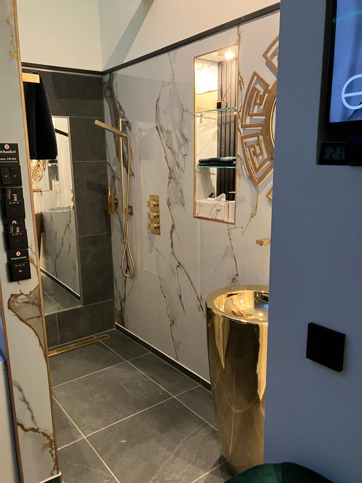 Moderner Badbereich mit Regendusche und edler Ausstattung
