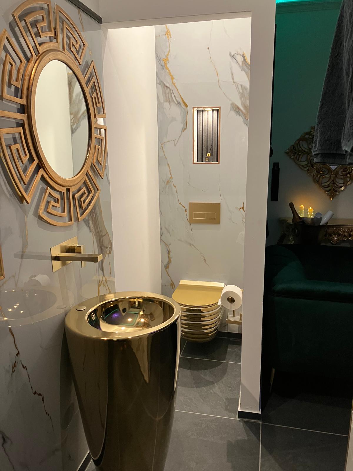 Exklusiver Badbereich mit goldenen Designelementen