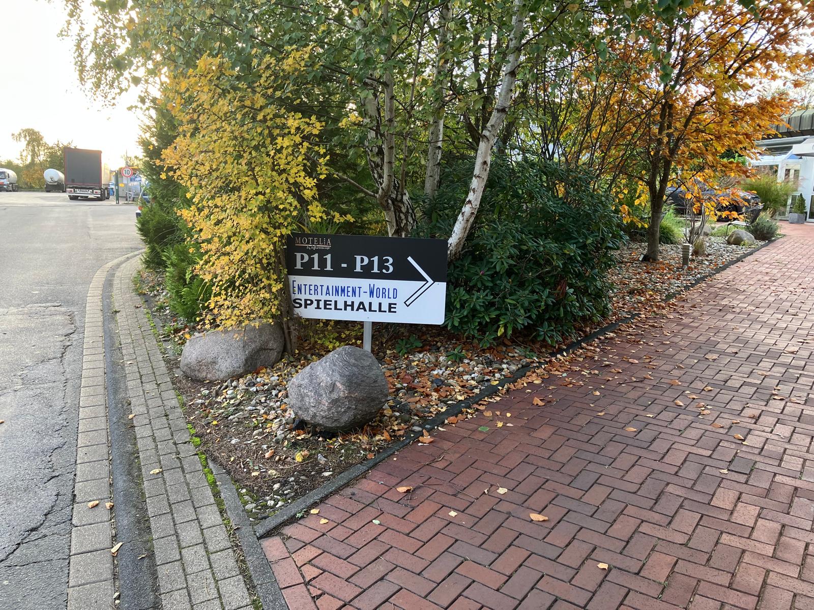 Diskrete Einfahrt zu den Parkplätzen P11 bis P13