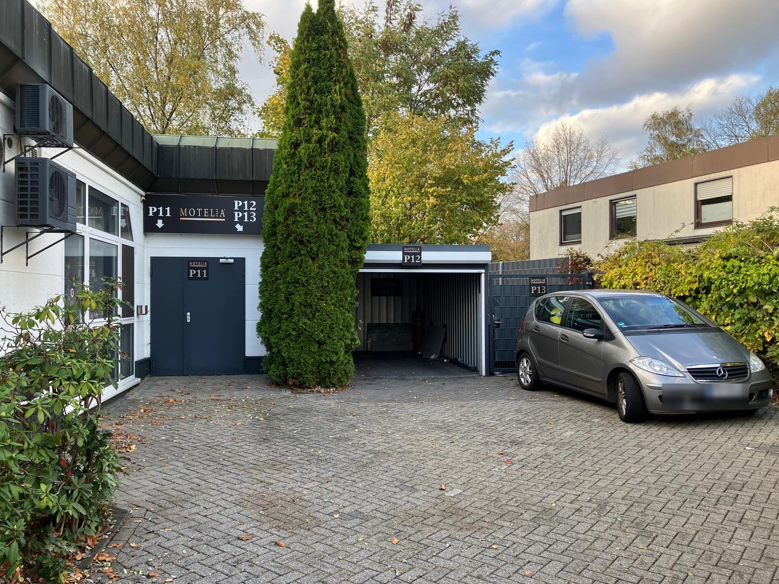Diskreter Außenbereich mit eigenem Parkplatz P12